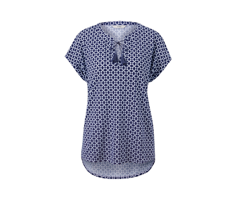 Ein blau-weißes, bedrucktes Tunikashirt.