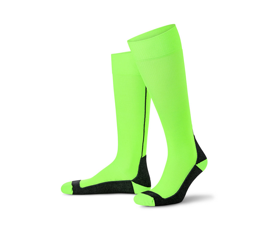 Zwei neon-grüne Sport-Kompressionsstrümpfe mit schwarzen Details auf weißem Hintergrund.