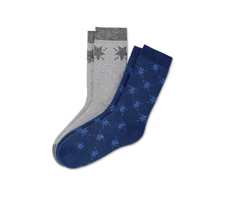 Zwei Paar Kuschelsocken: ein Paar grau mit Sternen, ein Paar blau mit Sternenmuster.