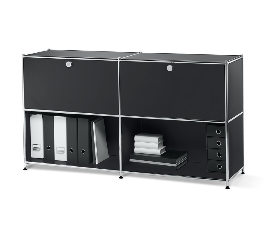 Schwarzes Metall-Sideboard mit 2 versetzbaren Klappenfächern, Regalen mit Ordnern und Büchern.