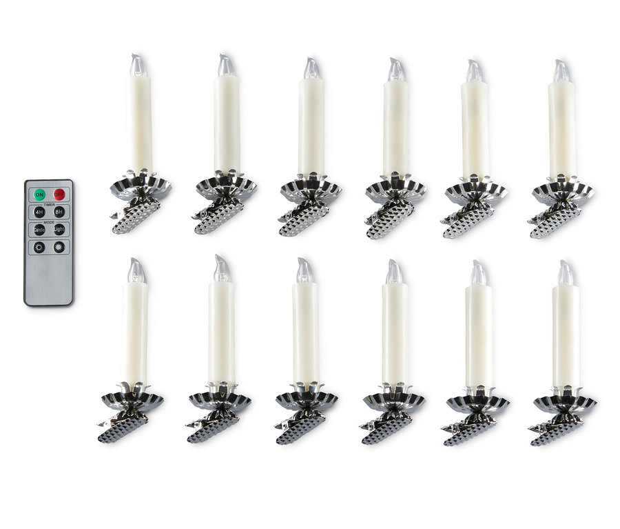 Zwölf cremeweiße LED-Weihnachtsbaumkerzen und eine Fernbedienung auf weißem Hintergrund.