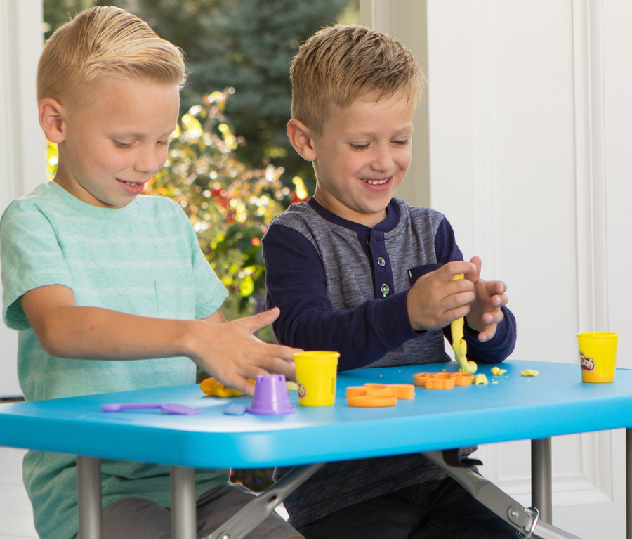 Zwei Jungen spielen mit Knete auf einem blauen LIFETIME Kinder-Picknicktisch.
