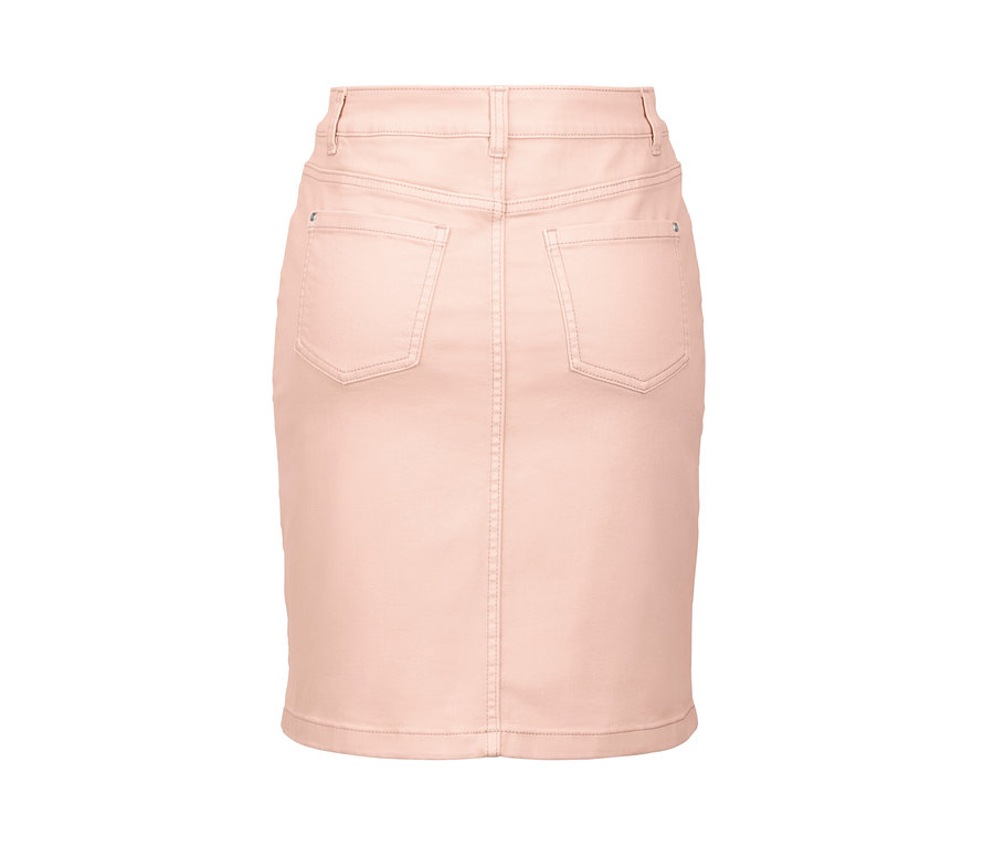 Detailansicht eines roséfarbenen Jeansrocks.