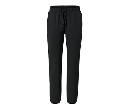 Eine schwarze Softshell-Joggpants mit Kordelzug in der Taille.