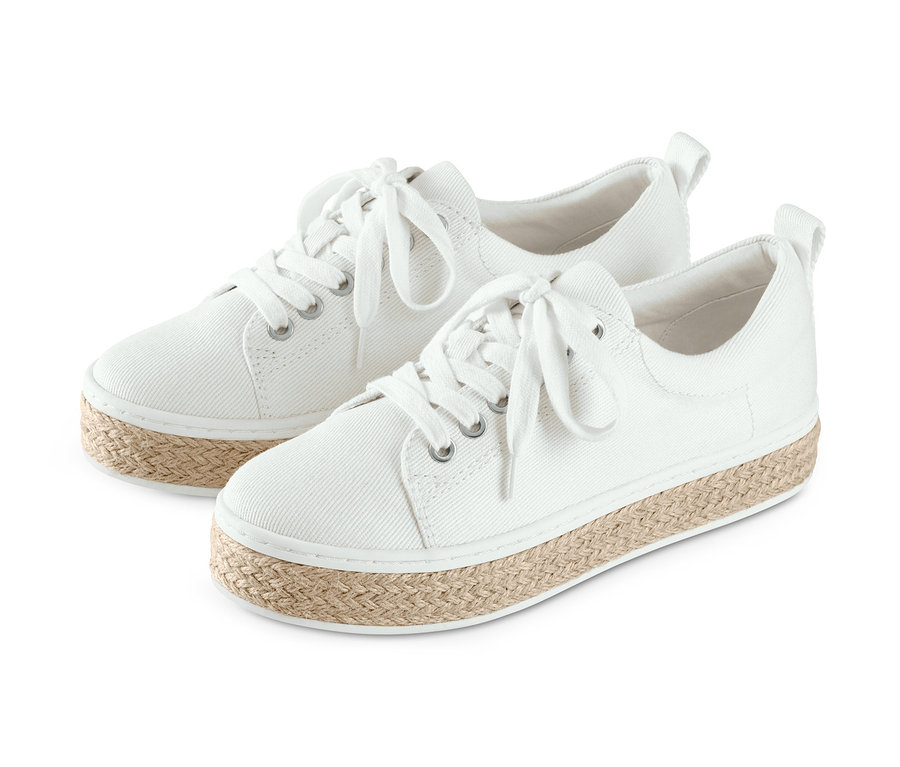 Zwei weiße Canvas-Sneaker mit Jute Sohle.