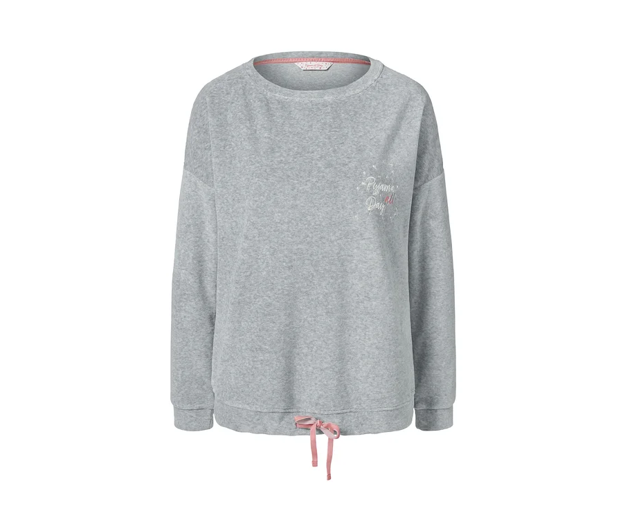 Grauer Nicki-Pyjama mit der Aufschrift „Pyjama all day“ und einem rosa Band.