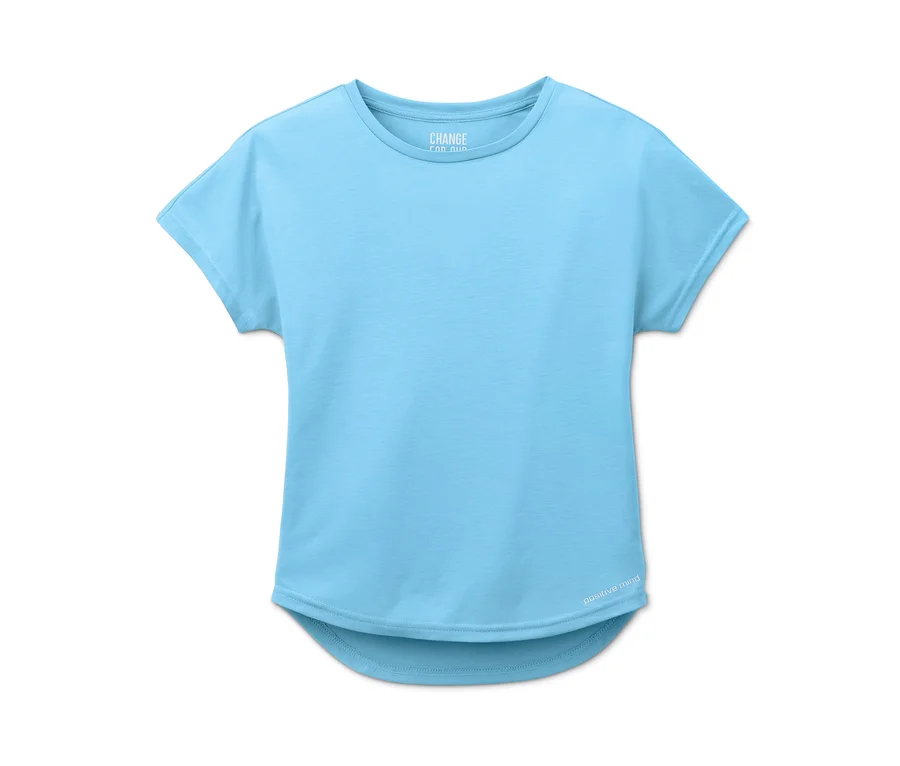 Ein hellblaues Mädchen-Funktionsshirt mit kurzen Ärmeln aus recyceltem Material.
