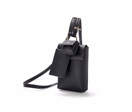 Schwarze Mini-Tasche mit Riemen.