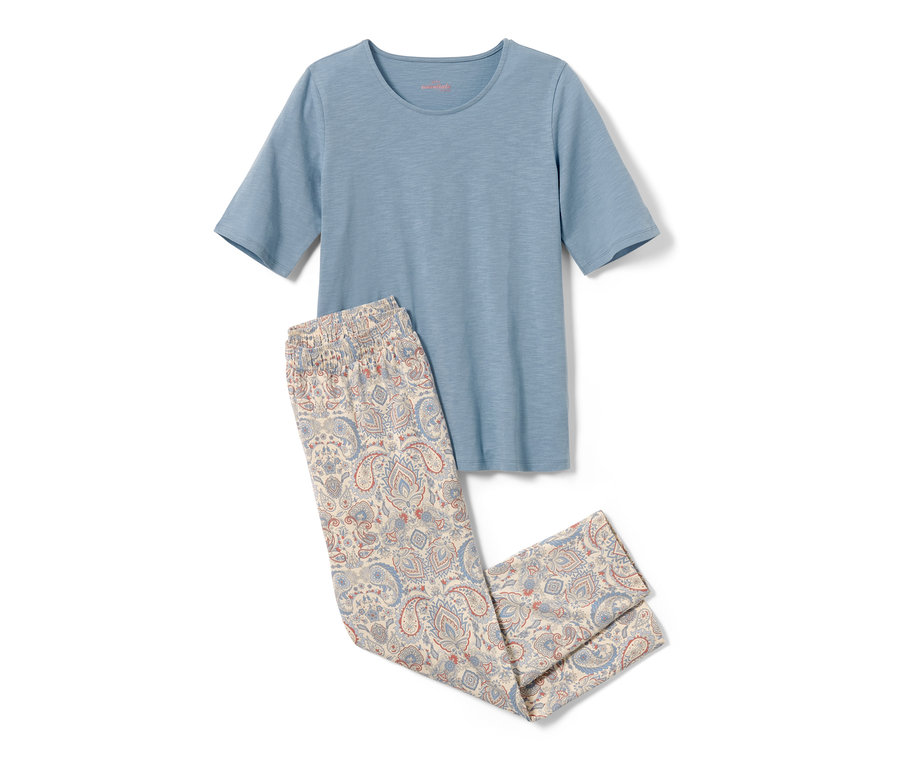 Ein blauer 7/8-Pyjama mit Muster.