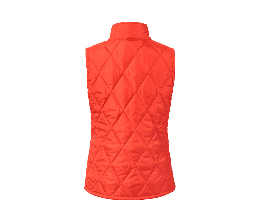 Detailansicht der Rückseite einer roten Steppweste, die Teil eines 3-in-1-Regenmantels mit Weste ist.