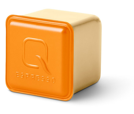 Eine einzelne Qbo Flavoured Espresso Caramel Kapsel.