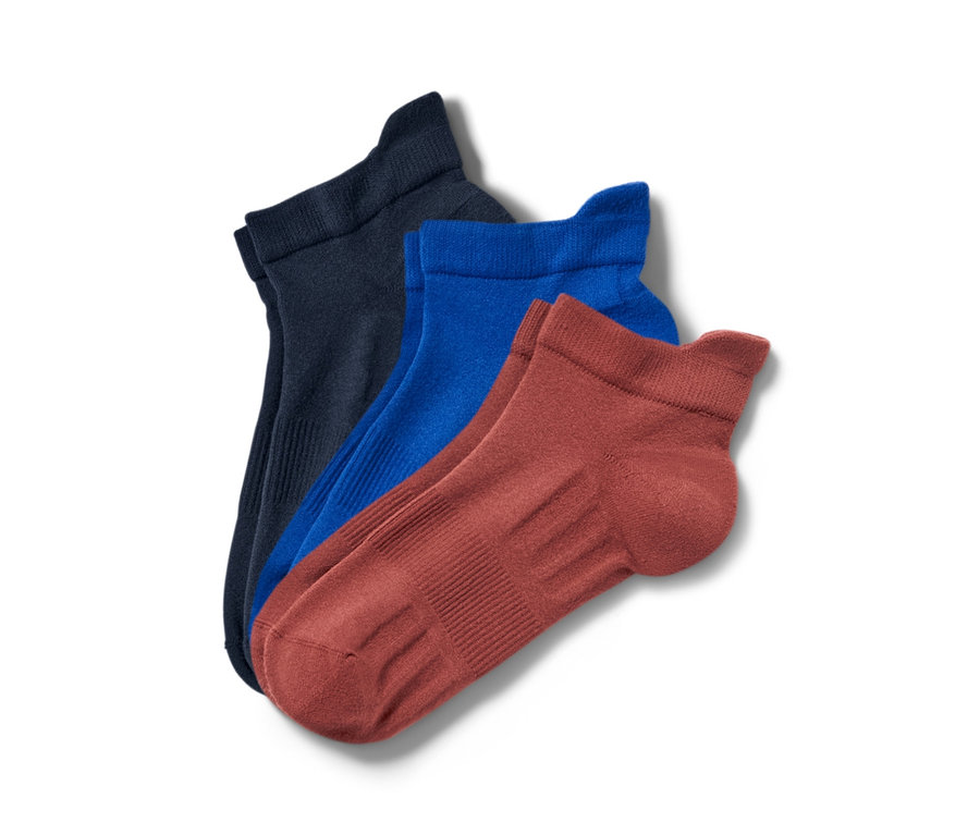 Drei Paar Unisex-Profi-Laufsocken, blau, terrakottafarben und dunkelblau.