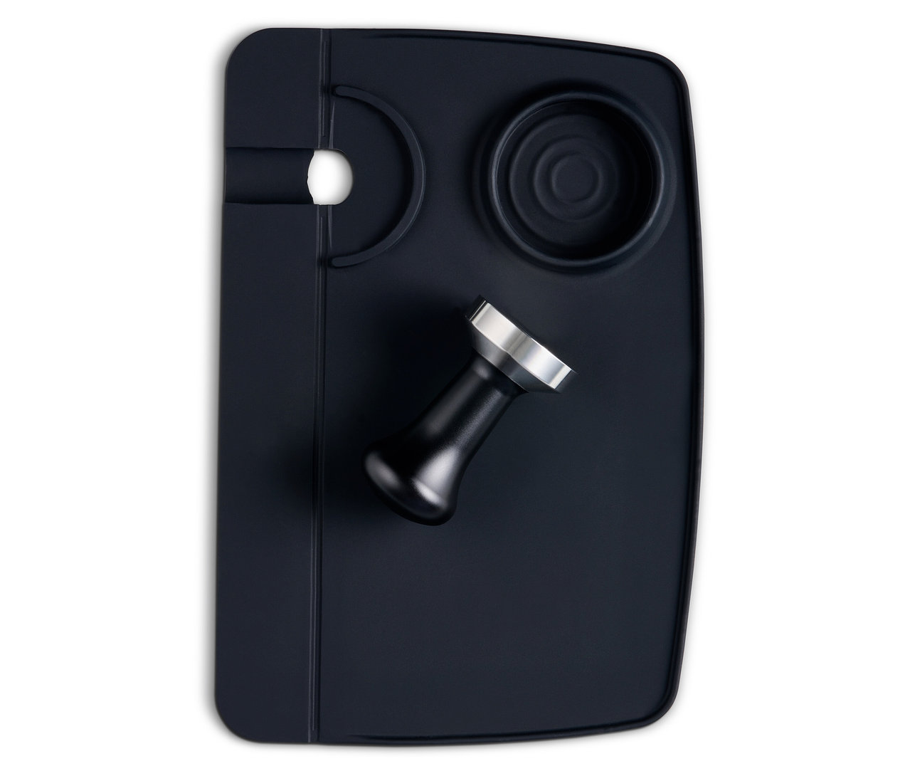 Eine schwarze Tampermatte mit einem Kaffeetamper.