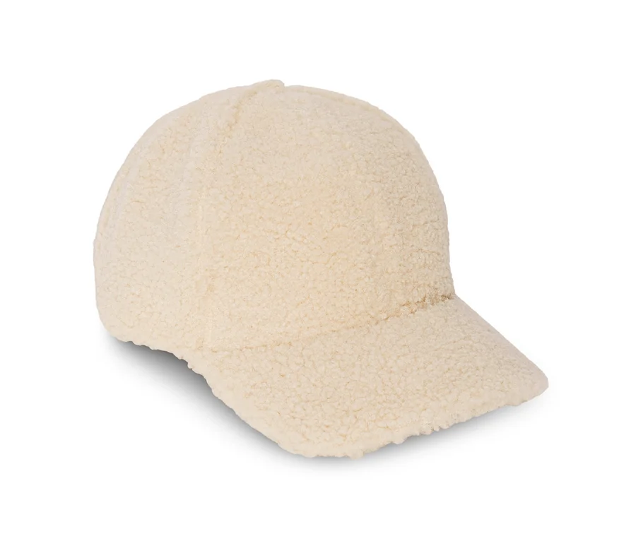 Eine cremeweiße Teddy-Cap.