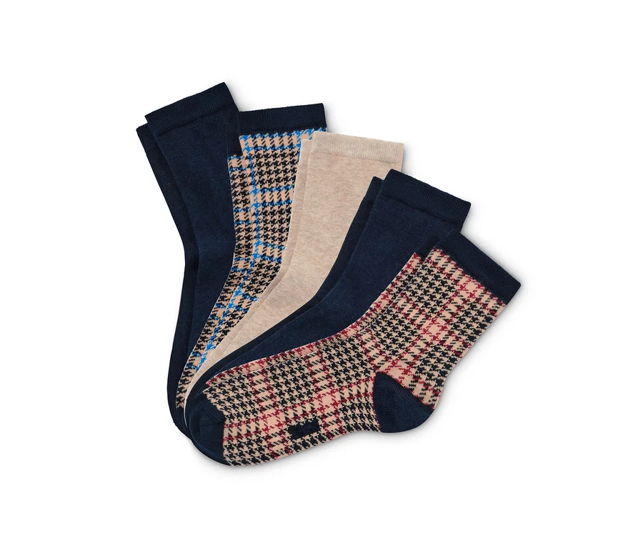 Fünf Paar Socken in verschiedenen Farben und Mustern.
