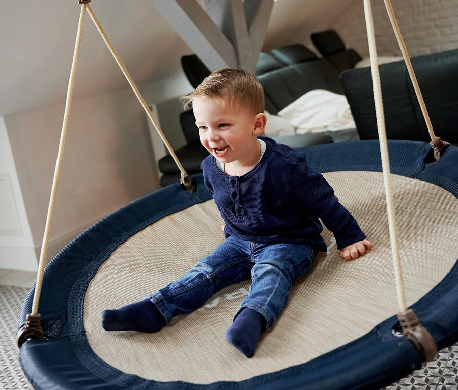 Junge sitzt in HUDORA Nestschaukel »Lounge«, midnight, Ø 110 cm.