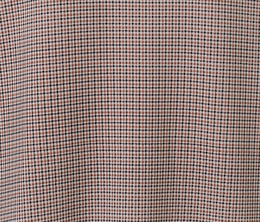 Detailaufnahme eines karierten Sweatshirts.