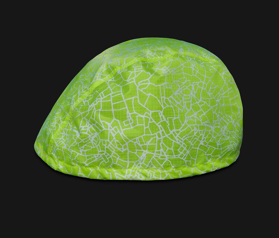Neongrüner Fahrradhelm-Überzug mit weißem geometrischen Muster.
