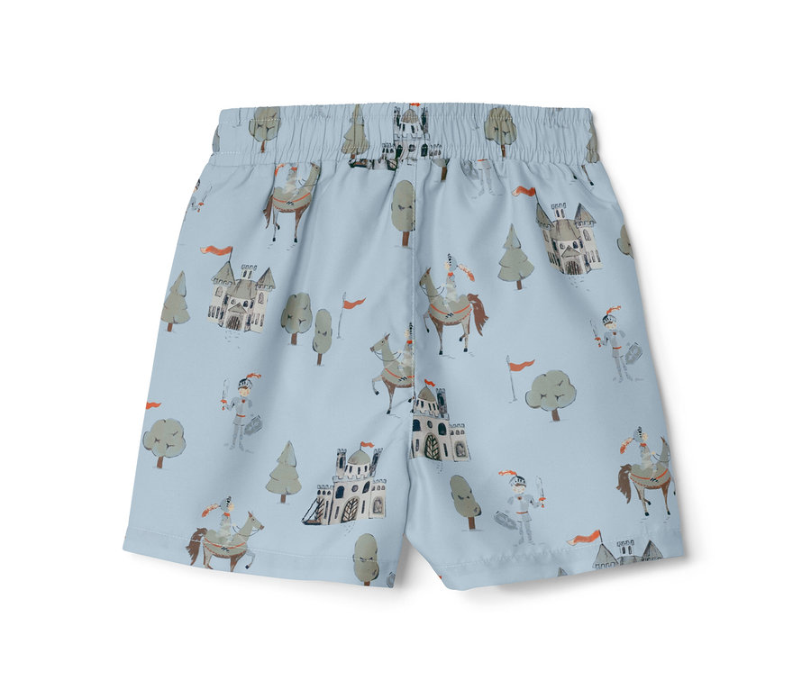 Hellblaue Kinder-Boardshorts mit Ritter-, Burg- und Baumaufdruck.