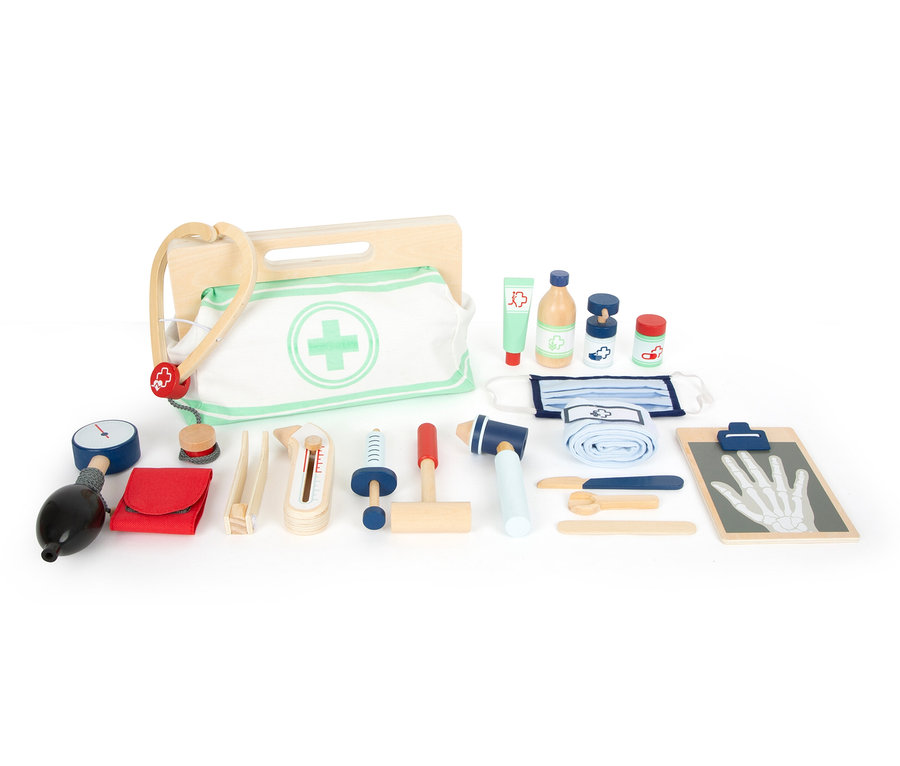 Geöffnetes hölzernes small foot Arzttasche Set mit medizinischen Werkzeugen, darunter Stethoskop, Thermometer und Röntgenbild einer Hand, auf weißem Hintergrund.