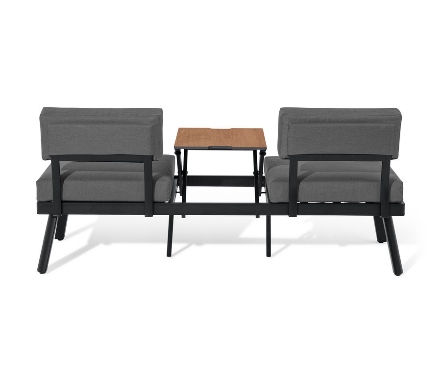 Zwei graue Sofas flankieren einen hochgeklappten braunen Tisch, 2-in-1-Sofa-Liege mit hochklappbarem Mitteltisch.