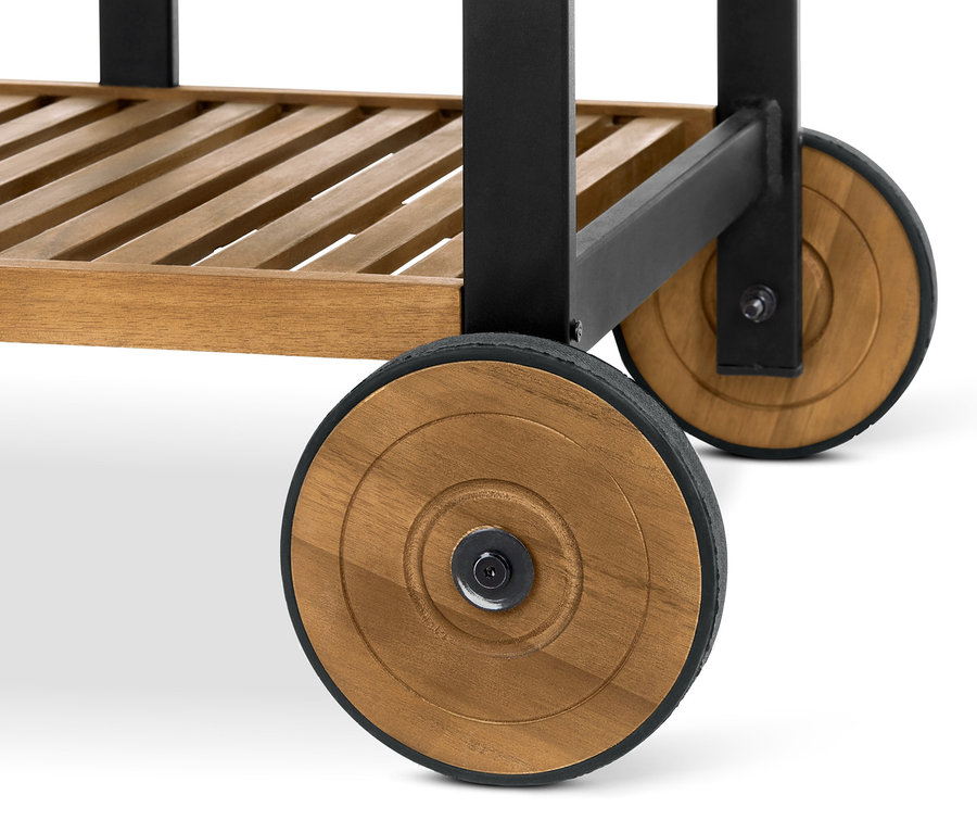 Detailansicht eines Grillwagens Elin mit Holzrädern und schwarzem Rahmen.