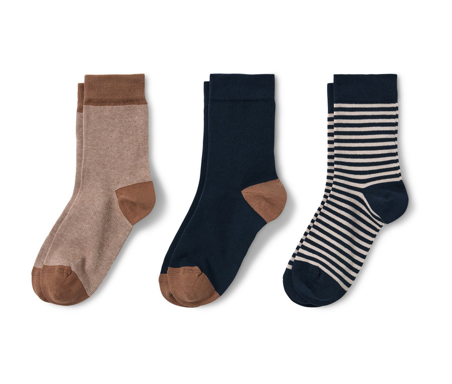 Drei Paar Socken: braun gestreift, dunkelblau und blau-weiss gestreift.