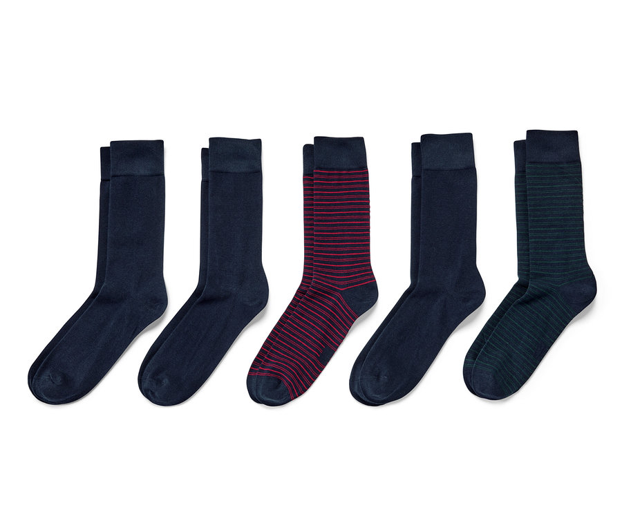 Fünf Paar Socken in verschiedenen Farben und Mustern.