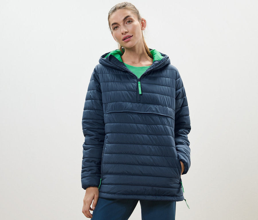 Frau trägt eine Kapuzen-Steppjacke.