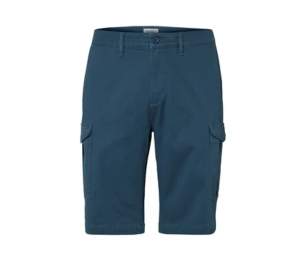 Blaue Cargo-Shorts.