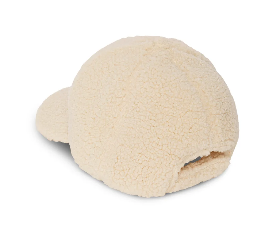 Detailansicht einer cremeweißen Teddy-Cap.