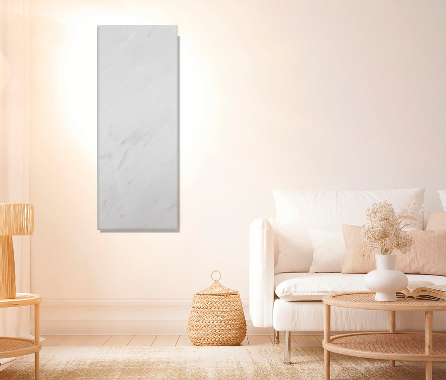 Wohnzimmer mit weißem Sofa, Couchtisch und Marmony® Infrarotheizung, 800 Watt, Bianco an der Wand.