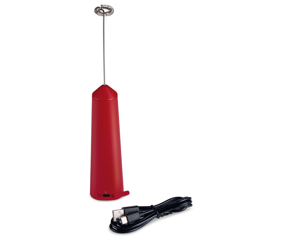 Ein roter, wiederaufladbarer Akku-Milchaufschäumer und ein Ladekabel liegen auf einem weißen Hintergrund.