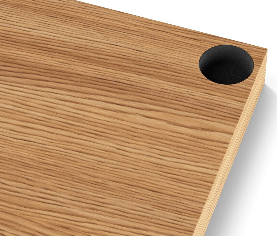 Detail einer Holzplatte einer schmalen Metallkommode »CN3« mit einem schwarzen Loch in der Ecke.