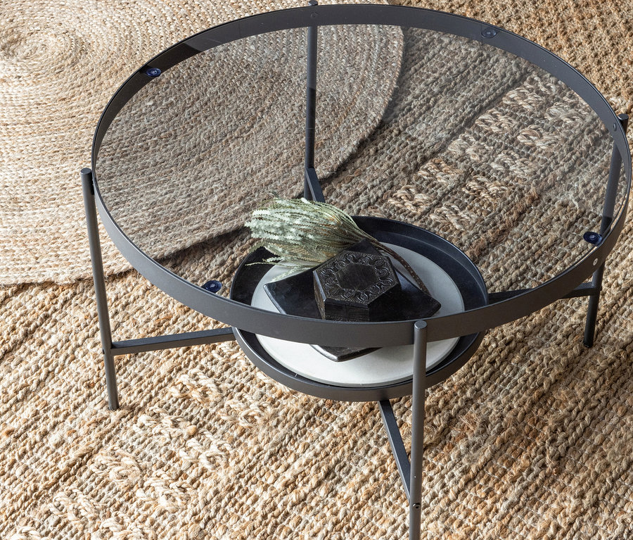 Ein Glastisch mit Dekoration auf einem beigen Woood Teppich »Ross« 150 cm, natural.