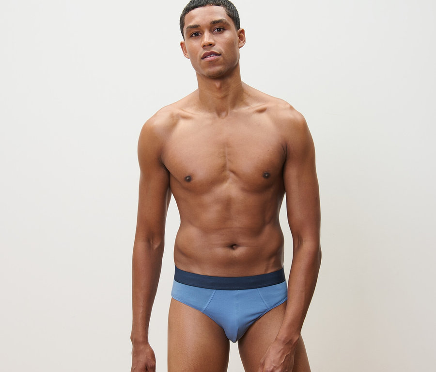 Mann posiert in 4 Slips, Paisley.