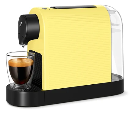 Gelbe Kaffeekapselmaschine mit einer Tasse Kaffee.