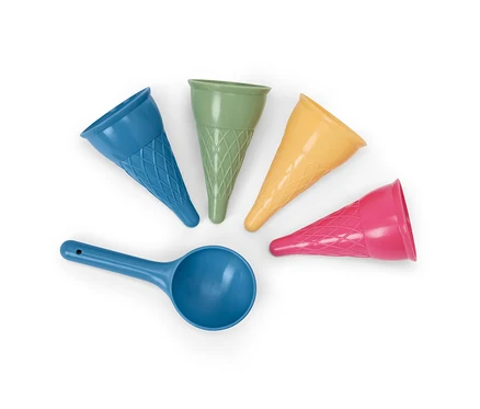 Eis-Sandformen und eine blaue Schaufel auf weißem Hintergrund.