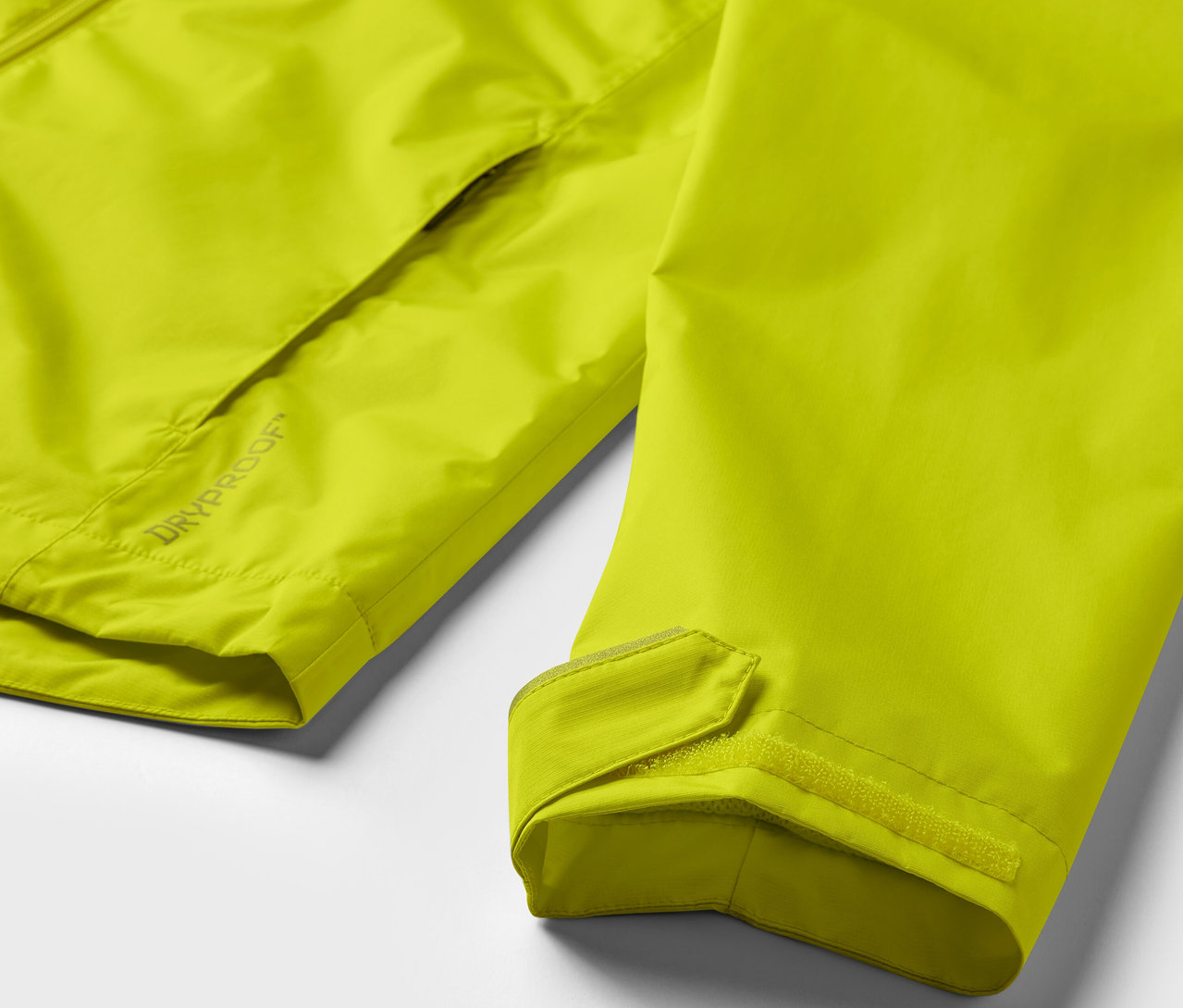 Detailaufnahme einer gelben Regenjacke.