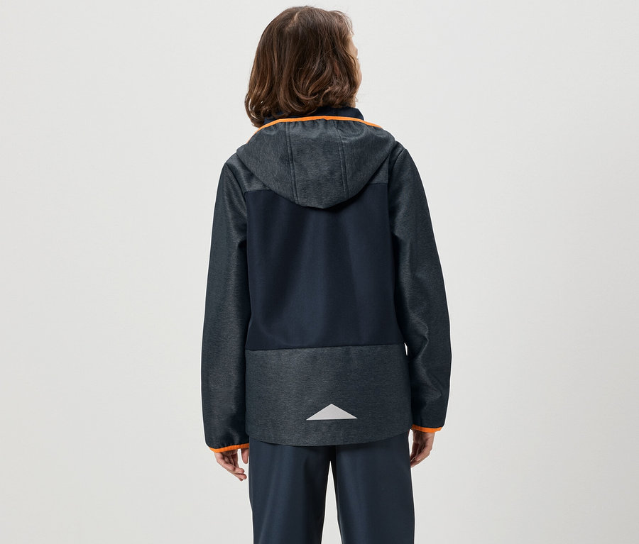 Junge von hinten trägt eine Kinder-Softshelljacke.