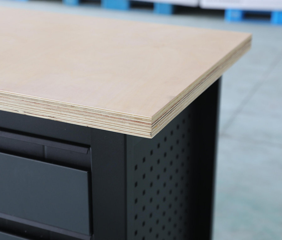 Detailansicht einer FEISTOS Werkbank »Heros 2« mit hölzerner Arbeitsplatte und schwarzen Schubladen.