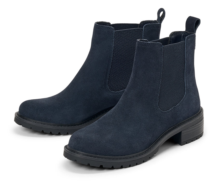 Zwei marineblaue Wildleder-Chelsea-Stiefel auf weißem Hintergrund.