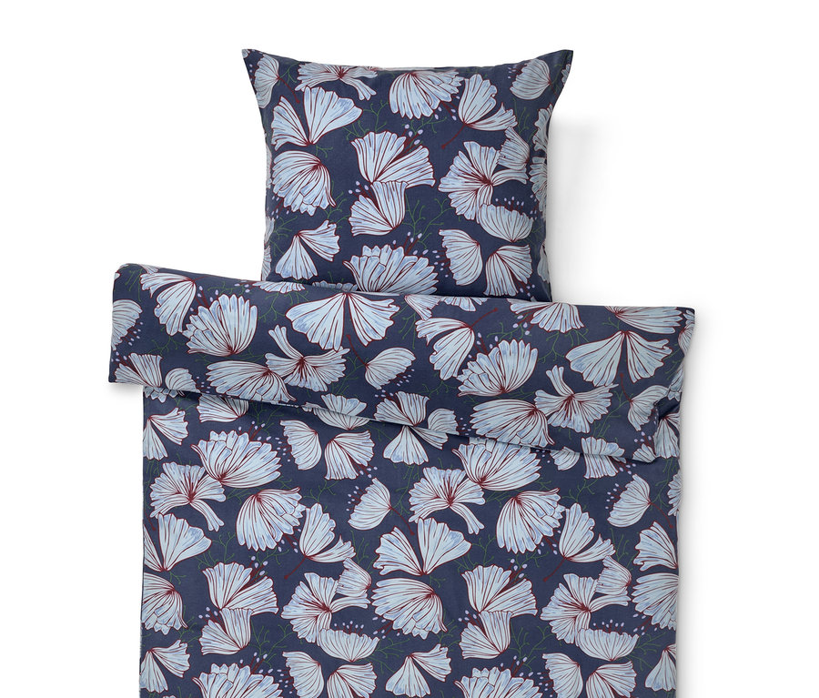 Biber-Bettwäsche, Übergröße mit blauem Blumenmuster.