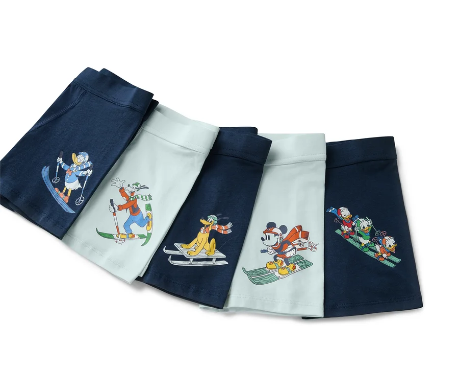 Fünf Kinder-Slipboxer »Mickey and Friends« liegen nebeneinander, jedes mit einem anderen Disney-Motiv beim Skifahren.