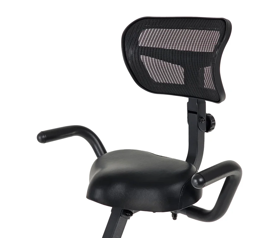 Detailansicht eines schwarzen Heimtrainer-Sattels mit Netzrückenlehne.