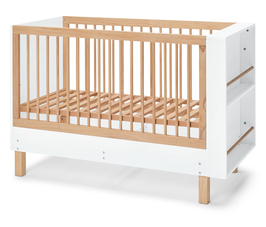 Ein weißes und hellbraunes Kinderbett steht auf einem weißen Hintergrund.