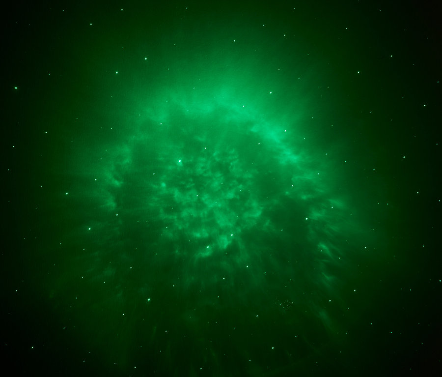 Grüner Nebel mit Lichtpunkten auf dunklem Hintergrund.