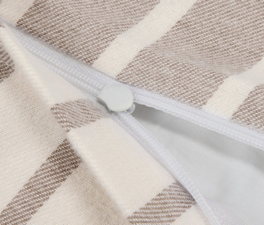 Detailaufnahme von 2 Flanell-Kopfkissenbezügen (ca. 80 x 40 cm) mit Reißverschluss.