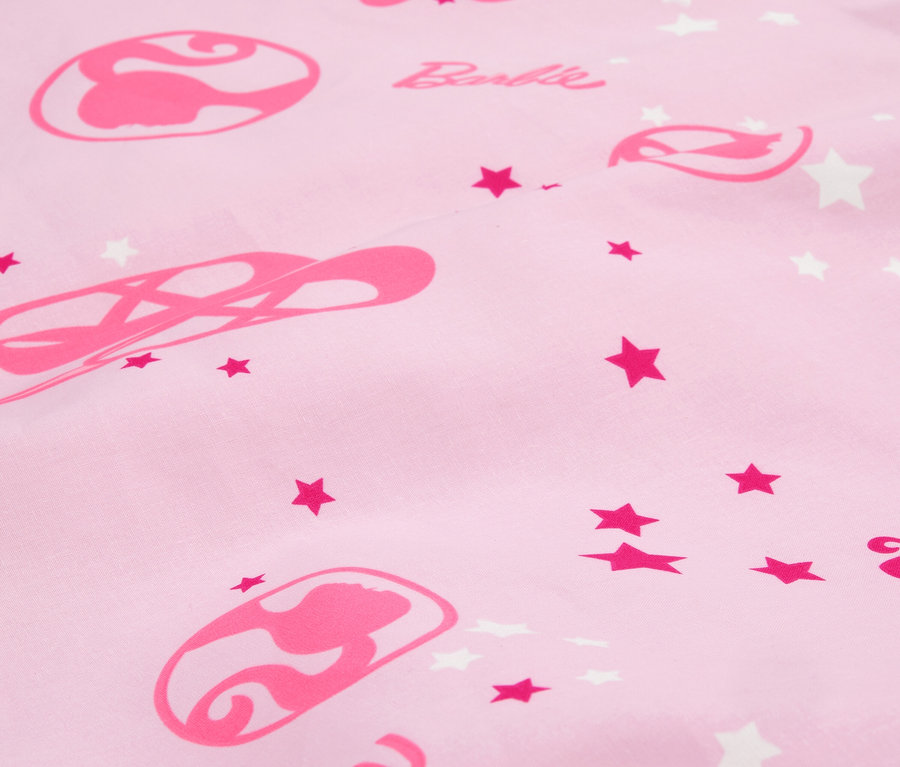 Rosa Stoff mit Ballettmotiven, Barbie-Logo und Sternen.