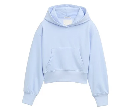 Hellblauer Hoodie mit Kapuze und Kängurutasche in der Mitte.